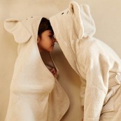 Liewood - Accappatoio a triangolo baby - con cappuccio - 100% Cotone biologico - Colore Liewood: Sandy