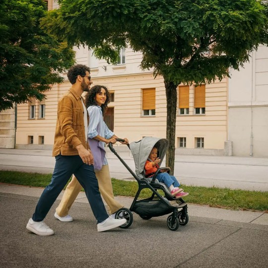 Nuna - Passeggino Triv Next - Compatto e leggero! - Colore Nuna: Graphene by BMW