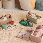 Lorena Canals - Set Mini Lorena - Bambola con culla, tappeto, cestino e pouf - 22x32x16cm - Varianti Lulujo: Ammi