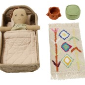 Lorena Canals - Set Mini Lorena - Bambola con culla, tappeto, cestino e pouf - 22x32x16cm