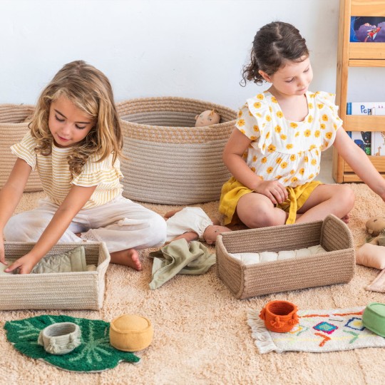 Lorena Canals - Set Mini Lorena - Bambola con culla, tappeto, cestino e pouf - 22x32x16cm - Varianti Lulujo: Ammi
