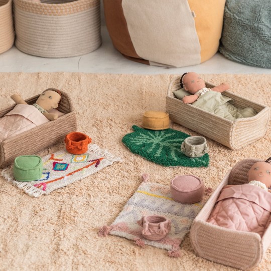 Lorena Canals - Set Mini Lorena - Bambola con culla, tappeto, cestino e pouf - 22x32x16cm - Varianti Lulujo: Ammi