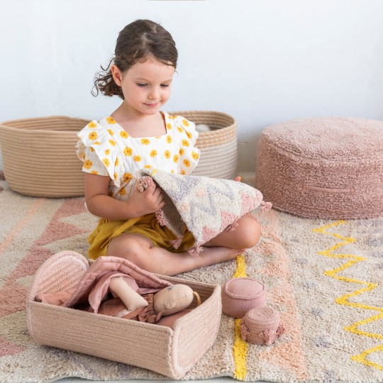 Lorena Canals - Set Mini Lorena - Bambola con culla, tappeto, cestino e pouf - 22x32x16cm - Varianti Lulujo: Ammi